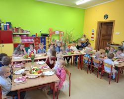 dzieci podczas wielkanocnego śniadania i poszukiwania zajączka