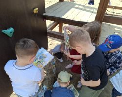 dzieci podczas wielkanocnego śniadania i poszukiwania zajączka