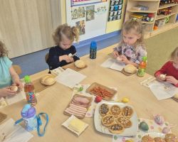 dzieci podczas wielkanocnego śniadania i poszukiwania zajączka