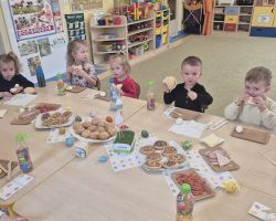 dzieci podczas wielkanocnego śniadania i poszukiwania zajączka