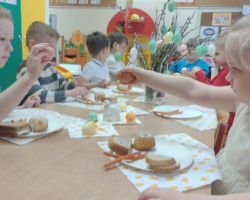 dzieci podczas wielkanocnego śniadania i poszukiwania zajączka