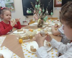 dzieci podczas wielkanocnego śniadania i poszukiwania zajączka