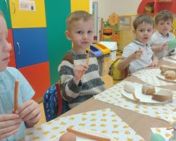 dzieci podczas wielkanocnego śniadania i poszukiwania zajączka