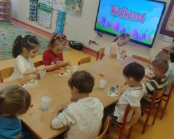 dzieci podczas wielkanocnego śniadania i poszukiwania zajączka