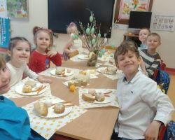 dzieci podczas wielkanocnego śniadania i poszukiwania zajączka