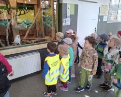 dzieci i dorośli podczas warsztatów i zwiedzania ogrodu zoobotanicznego