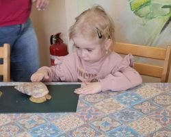 dzieci i dorośli podczas warsztatów i zwiedzania ogrodu zoobotanicznego