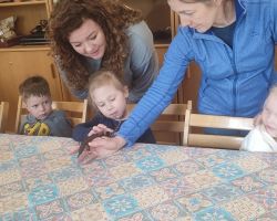 dzieci i dorośli podczas warsztatów i zwiedzania ogrodu zoobotanicznego