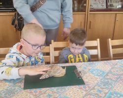 dzieci i dorośli podczas warsztatów i zwiedzania ogrodu zoobotanicznego