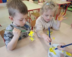 dzieci podczas przygotowań do wielkanocy