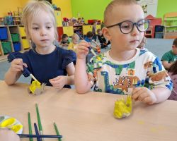 dzieci podczas przygotowań do wielkanocy