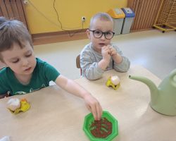 dzieci podczas przygotowań do wielkanocy