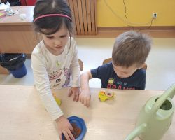 dzieci podczas przygotowań do wielkanocy