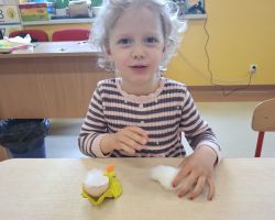 dzieci podczas przygotowań do wielkanocy