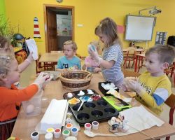 dzieci podczas przygotowań do wielkanocy