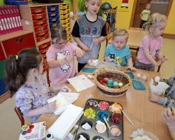 dzieci podczas przygotowań do wielkanocy