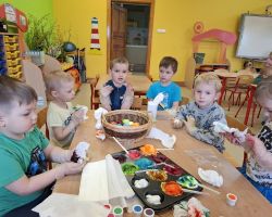 dzieci podczas przygotowań do wielkanocy