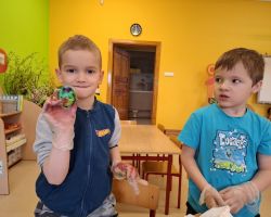 dzieci podczas przygotowań do wielkanocy