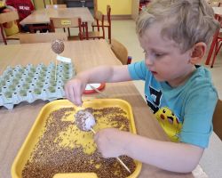 dzieci podczas przygotowań do wielkanocy