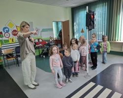 dzieci i dorośli podczas wycieczki do WORD