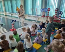 dzieci i dorośli podczas wycieczki do WORD