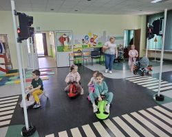 dzieci i dorośli podczas wycieczki do WORD