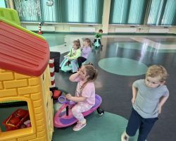 dzieci i dorośli podczas wycieczki do WORD