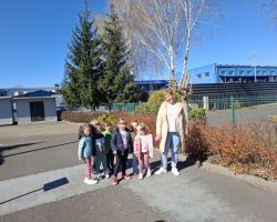 dzieci i dorośli podczas wycieczki do WORD