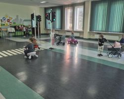 dzieci i dorośli podczas wycieczki do WORD