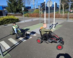 dzieci i dorośli podczas wycieczki do WORD