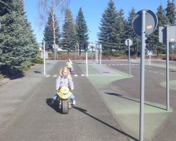 dzieci i dorośli podczas wycieczki do WORD