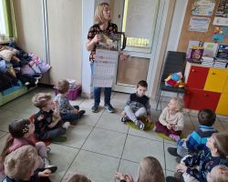 dzieci i bibliotekarki podczas zajęć w bibliotece