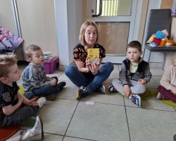 dzieci i bibliotekarki podczas zajęć w bibliotece