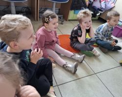 dzieci i bibliotekarki podczas zajęć w bibliotece