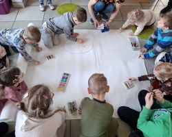 dzieci i bibliotekarki podczas zajęć w bibliotece