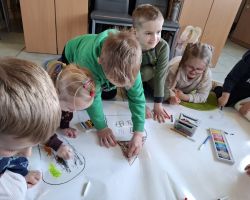 dzieci i bibliotekarki podczas zajęć w bibliotece