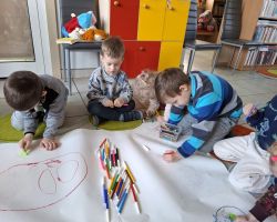 dzieci i bibliotekarki podczas zajęć w bibliotece