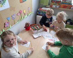 dzieci i bibliotekarki podczas zajęć w bibliotece