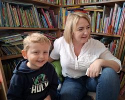 dzieci i bibliotekarki podczas zajęć w bibliotece