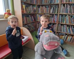 dzieci i bibliotekarki podczas zajęć w bibliotece