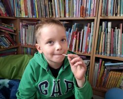 dzieci i bibliotekarki podczas zajęć w bibliotece