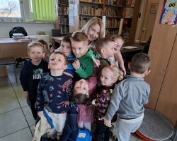 dzieci i bibliotekarki podczas zajęć w bibliotece