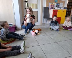 dzieci i bibliotekarki podczas zajęć w bibliotece