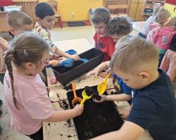 dzieci podczas zakładania wiosennej hodowli roślin