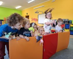 dzieci podczas zajęć o teatrze