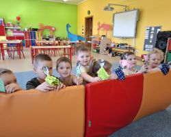 dzieci podczas zajęć o teatrze