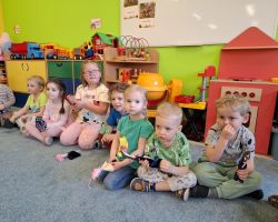 dzieci podczas zajęć o teatrze