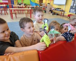 dzieci podczas zajęć o teatrze