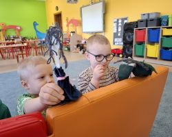 dzieci podczas zajęć o teatrze