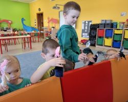 dzieci podczas zajęć o teatrze